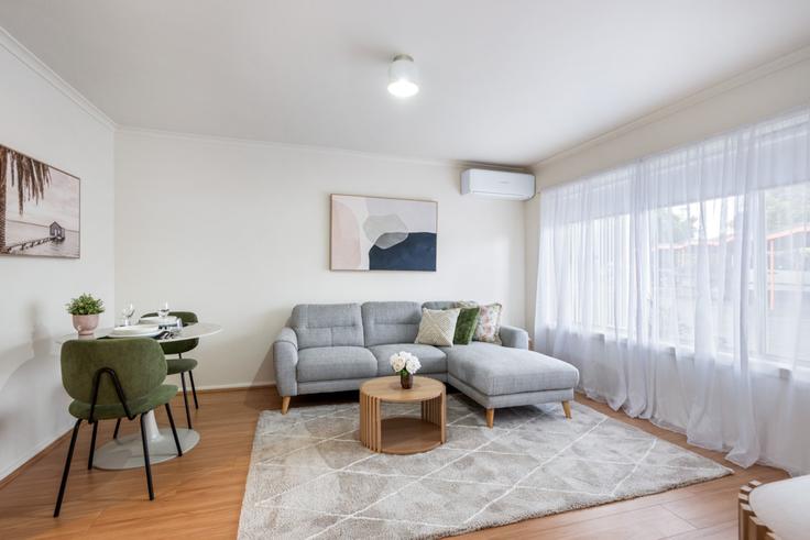 Sala de estar elegantemente projetada com móveis modernos em um apartamento no Building Myers Street - short-long-stays - 1498525 em Geelong, Geelong Sala de estar elegantemente projetada com móveis modernos em um apartamento no Building Myers Street - short-long-stays - 1498525 em Geelong, Geelong
