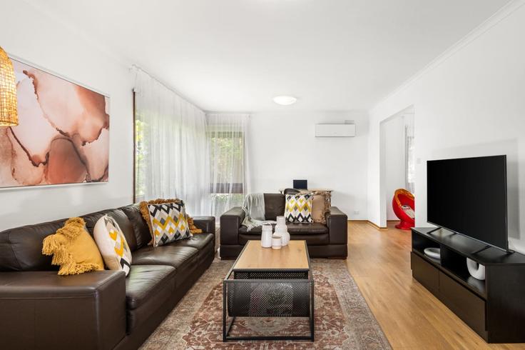 Sala de estar elegantemente projetada com móveis modernos em um apartamento no Building Highmont Drive - short-long-stays - 1498534 em Belmont, Geelong Sala de estar elegantemente projetada com móveis modernos em um apartamento no Building Highmont Drive - short-long-stays - 1498534 em Belmont, Geelong