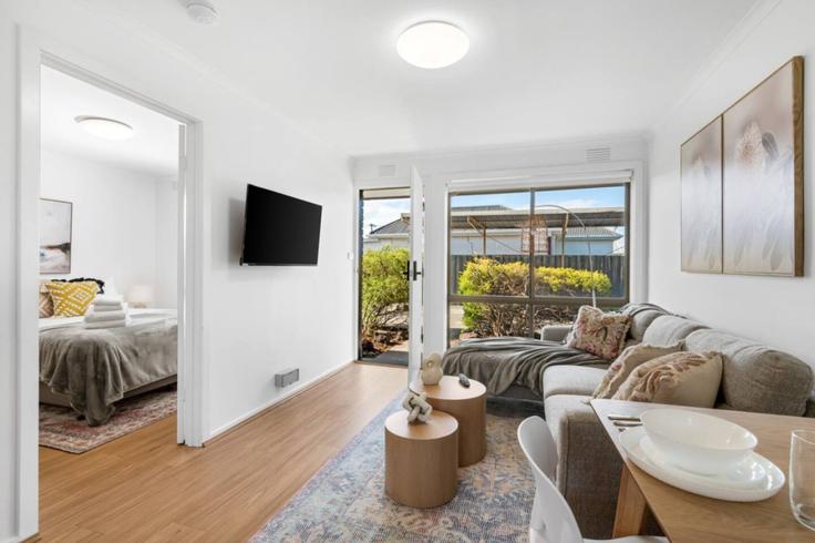 Salle de séjour élégante avec mobilier moderne dans un appartement à Building Wilsons Road - short-long-stays - 1498540 à Newcomb, Geelong
