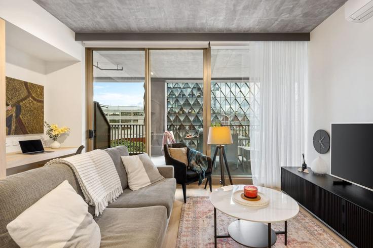 Sala de estar elegantemente projetada com móveis modernos em um apartamento no Building C123 - short-long-stays - 1498541 em Geelong, Geelong Sala de estar elegantemente projetada com móveis modernos em um apartamento no Building C123 - short-long-stays - 1498541 em Geelong, Geelong