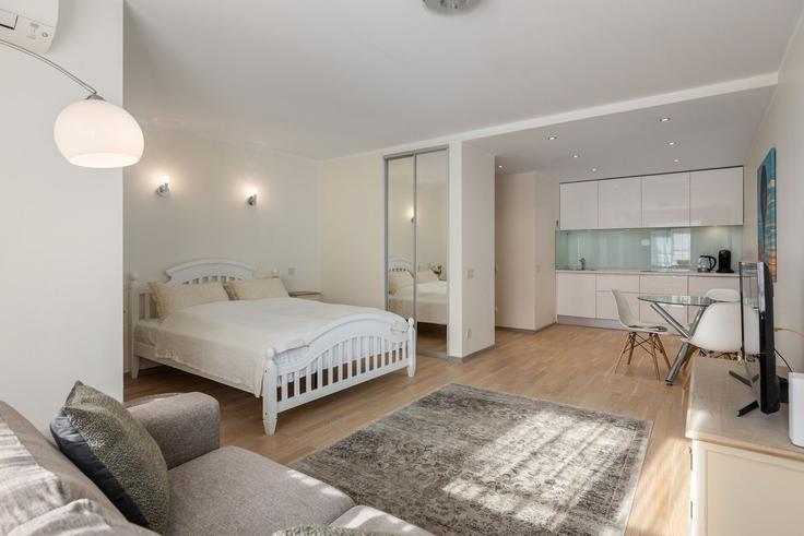 Building Grēcinieku iela 22 - sia-bnbverit - 1524082 adresindeki bir dairede modern mobilyalarla zarif bir şekilde tasarlanmış oturma odası Central District, Riga Building Grēcinieku iela 22 - sia-bnbverit - 1524082 adresindeki bir dairede modern mobilyalarla zarif bir şekilde tasarlanmış oturma odası Central District, Riga