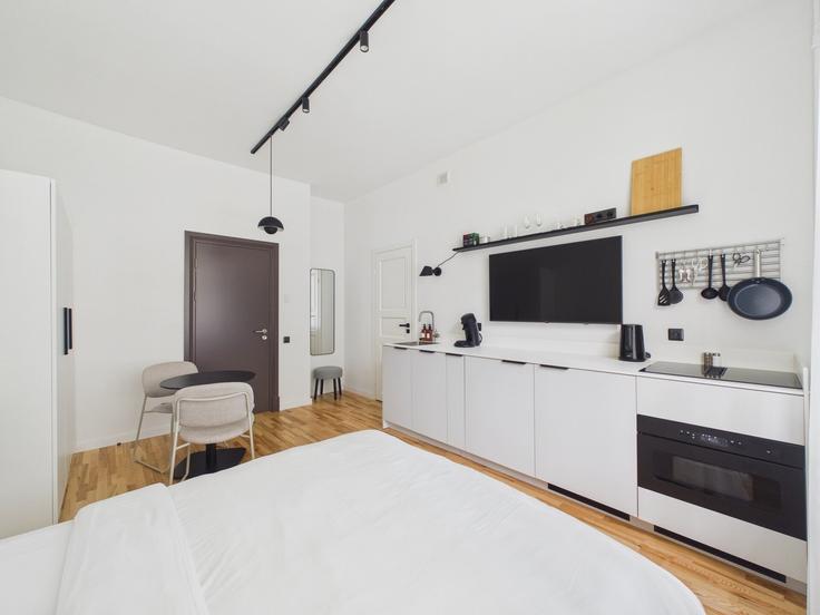 Central District, Riga에 위치한 Building Lāčplēša iela 35 - sia-bnbverit - 1637208 유닛의 세련된 인테리어가 돋보이는 거실 Central District, Riga에 위치한 Building Lāčplēša iela 35 - sia-bnbverit - 1637208 유닛의 세련된 인테리어가 돋보이는 거실