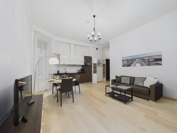 Sala de estar elegantemente projetada com móveis modernos em um apartamento no Building Elizabetes iela 22 - sia-bnbverit - 1524167 em Central District, Riga Sala de estar elegantemente projetada com móveis modernos em um apartamento no Building Elizabetes iela 22 - sia-bnbverit - 1524167 em Central District, Riga