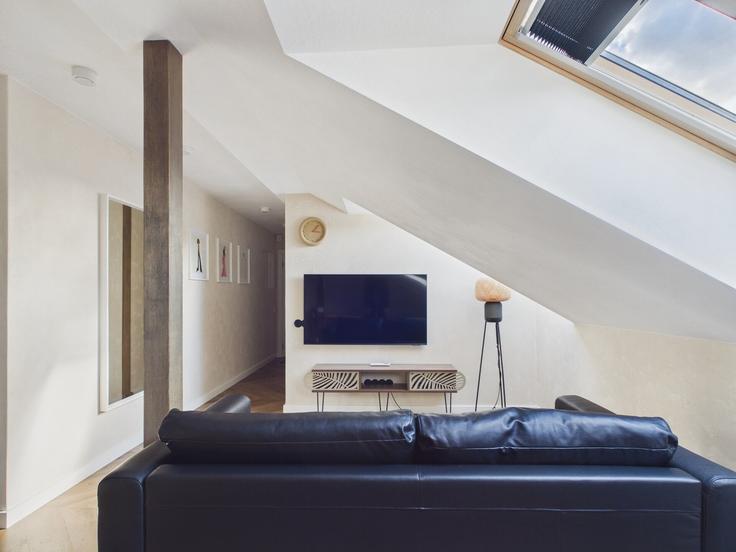 Elegant gestaltetes Wohnzimmer mit moderner Einrichtung in einer Wohnung im Building Blaumaņa iela 34 - sia-bnbverit - 1646853 in Central District, Riga Elegant gestaltetes Wohnzimmer mit moderner Einrichtung in einer Wohnung im Building Blaumaņa iela 34 - sia-bnbverit - 1646853 in Central District, Riga