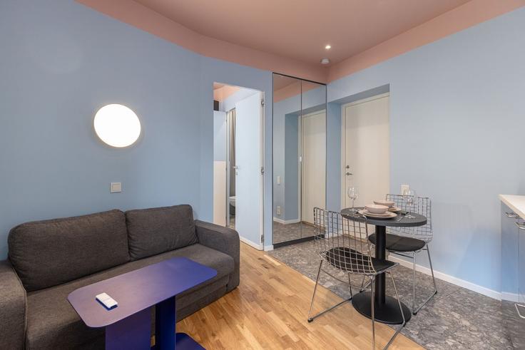Elegante sala de estar con mobiliario moderno en un apartamento en Building Marijas iela 8b - sia-bnbverit - 1593568 en Central District, Riga Elegante sala de estar con mobiliario moderno en un apartamento en Building Marijas iela 8b - sia-bnbverit - 1593568 en Central District, Riga
