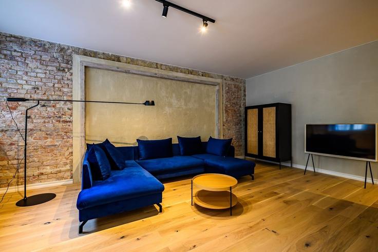 Sala de estar elegantemente projetada com móveis modernos em um apartamento no Building Baznīcas iela 4/6 - sia-bnbverit - 1523869 em Liepāja, Liepāja