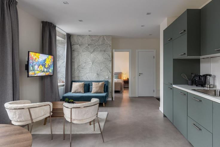 Elegante sala de estar con mobiliario moderno en un apartamento en Building Zvejnieku iela 11 - sia-bnbverit - 1523864 en Kurzeme District, Riga Elegante sala de estar con mobiliario moderno en un apartamento en Building Zvejnieku iela 11 - sia-bnbverit - 1523864 en Kurzeme District, Riga