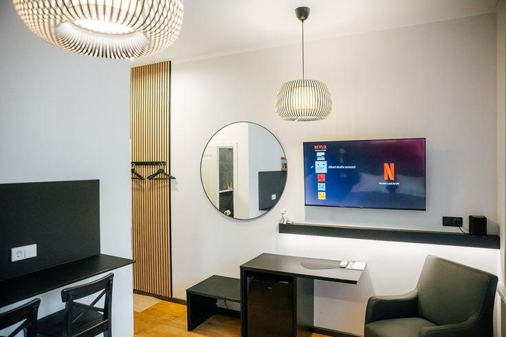 Riga Central DistrictのBuilding Krišjāņa Barona iela 14 - sia-bnbverit - 1524207のアパートメントにある、モダンな家具を備えたエレガントなデザインのリビングルーム Riga Central DistrictのBuilding Krišjāņa Barona iela 14 - sia-bnbverit - 1524207のアパートメントにある、モダンな家具を備えたエレガントなデザインのリビングルーム