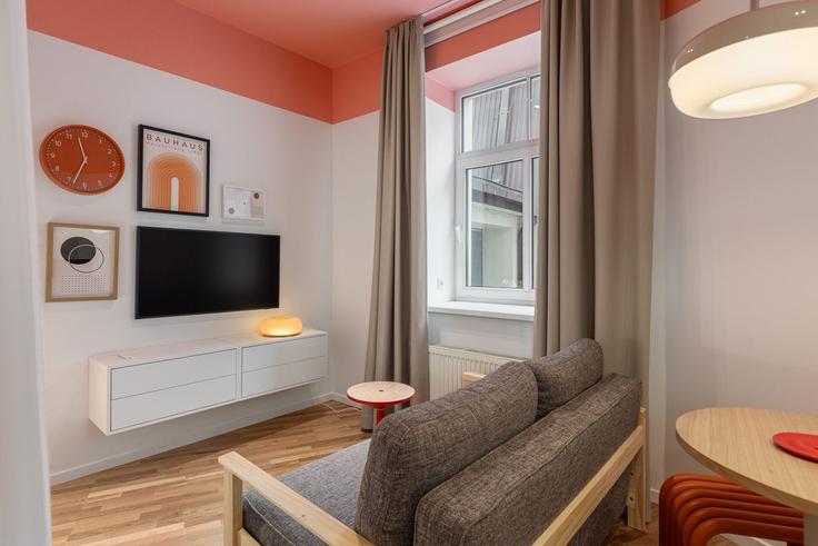 Elegante sala de estar con mobiliario moderno en un apartamento en Building Marijas iela 8b - sia-bnbverit - 1604360 en Central District, Riga Elegante sala de estar con mobiliario moderno en un apartamento en Building Marijas iela 8b - sia-bnbverit - 1604360 en Central District, Riga