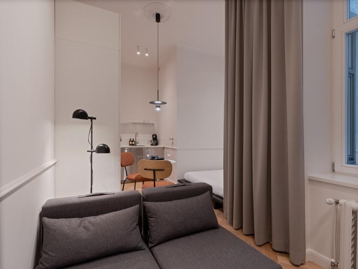 Building Merķeļa iela 17/19 - sia-bnbverit - 1524217 adresindeki bir dairede modern mobilyalarla zarif bir şekilde tasarlanmış oturma odası Central District, Riga
