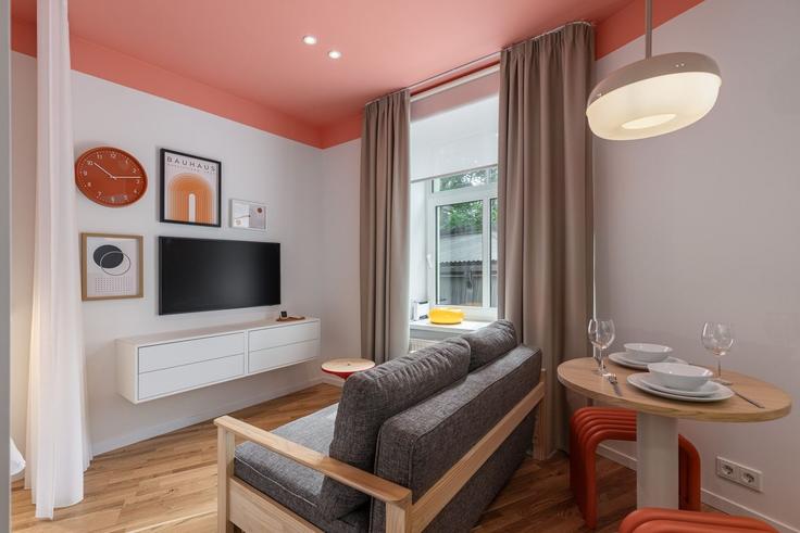 Elegant gestaltetes Wohnzimmer mit moderner Einrichtung in einer Wohnung im Building Marijas iela 8b - sia-bnbverit - 1593569 in Central District, Riga Elegant gestaltetes Wohnzimmer mit moderner Einrichtung in einer Wohnung im Building Marijas iela 8b - sia-bnbverit - 1593569 in Central District, Riga