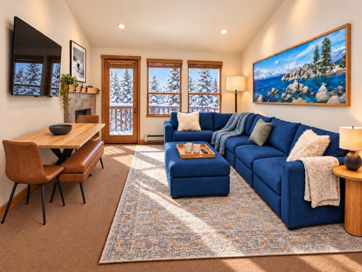 Building Shirley Canyon Road - sierra-getaways - 1698179 adresindeki bir dairede modern mobilyalarla zarif bir şekilde tasarlanmış oturma odası Olympic Valley, Olympic Valley