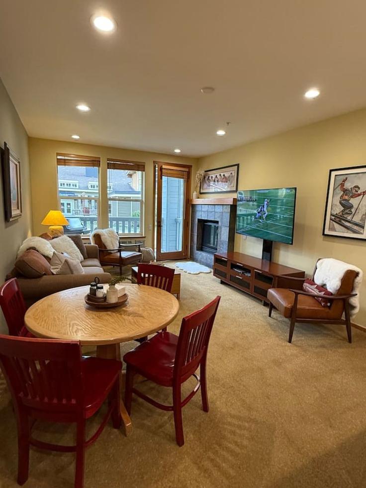 Olympic Valley, Olympic Valley에 위치한 Building Shirley Canyon Road - sierra-getaways - 1698180 유닛의 세련된 인테리어가 돋보이는 거실