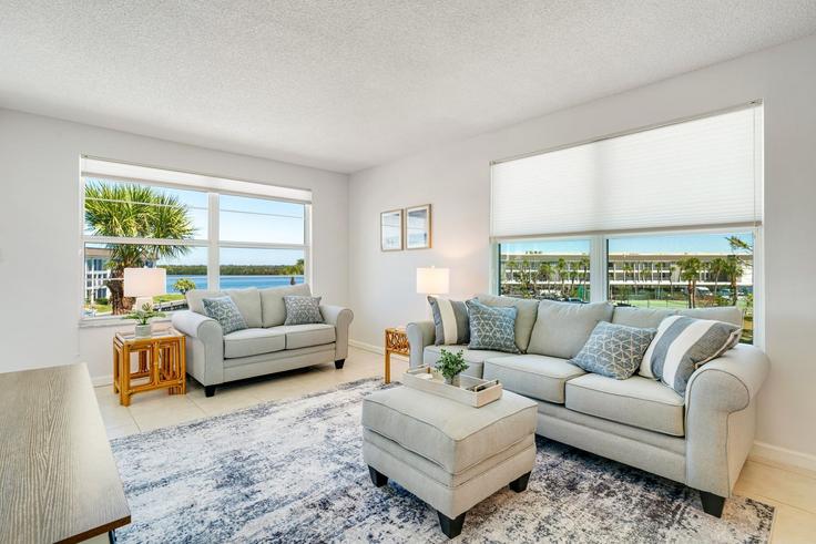 Building Falmouth Drive - siesta-key-property-management-llc - 1578356 adresindeki bir dairede modern mobilyalarla zarif bir şekilde tasarlanmış oturma odası Longboat Key, Longboat Key Building Falmouth Drive - siesta-key-property-management-llc - 1578356 adresindeki bir dairede modern mobilyalarla zarif bir şekilde tasarlanmış oturma odası Longboat Key, Longboat Key