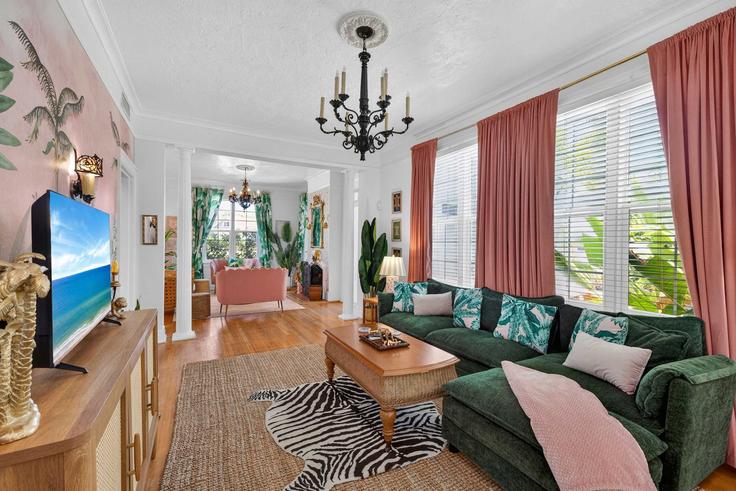 Whitfield WhitfieldのBuilding Westmoreland Drive - siesta-key-property-management-llc - 1578357のアパートメントにある、モダンな家具を備えたエレガントなデザインのリビングルーム Whitfield WhitfieldのBuilding Westmoreland Drive - siesta-key-property-management-llc - 1578357のアパートメントにある、モダンな家具を備えたエレガントなデザインのリビングルーム