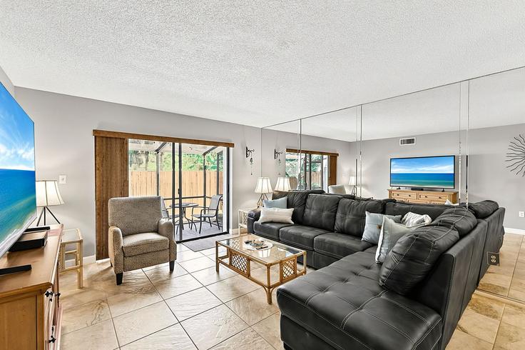 Salle de séjour élégante avec mobilier moderne dans un appartement à Building Midnight Cove Road - siesta-key-property-management-llc - 1578382 à Siesta Key, Siesta Key Salle de séjour élégante avec mobilier moderne dans un appartement à Building Midnight Cove Road - siesta-key-property-management-llc - 1578382 à Siesta Key, Siesta Key
