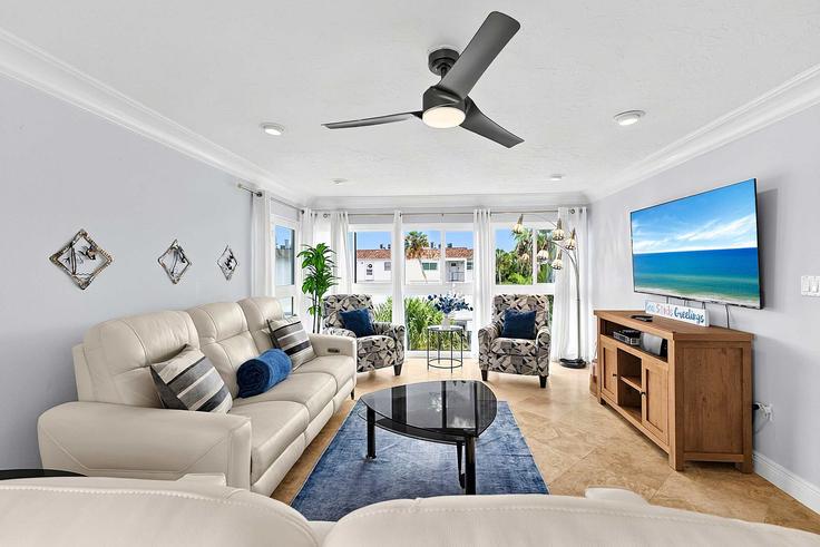 Salle de séjour élégante avec mobilier moderne dans un appartement à Building Vista Hermosa Circle - siesta-key-property-management-llc - 1613536 à Siesta Key, Siesta Key Salle de séjour élégante avec mobilier moderne dans un appartement à Building Vista Hermosa Circle - siesta-key-property-management-llc - 1613536 à Siesta Key, Siesta Key