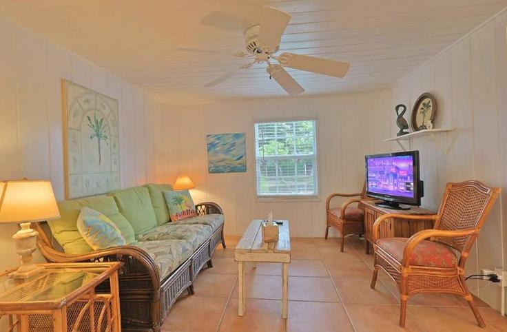 Building Avenida Navarra - siesta-key-property-management-llc - 1629382 adresindeki bir dairede modern mobilyalarla zarif bir şekilde tasarlanmış oturma odası Siesta Key, Siesta Key Building Avenida Navarra - siesta-key-property-management-llc - 1629382 adresindeki bir dairede modern mobilyalarla zarif bir şekilde tasarlanmış oturma odası Siesta Key, Siesta Key