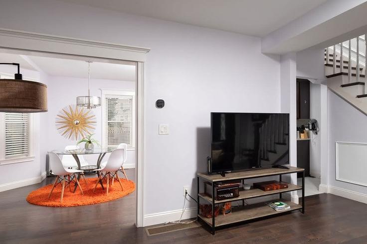 Sala de estar elegantemente projetada com móveis modernos em um apartamento no Building Thurman Street - sigma-properties - 1511376 em Everett, Everett