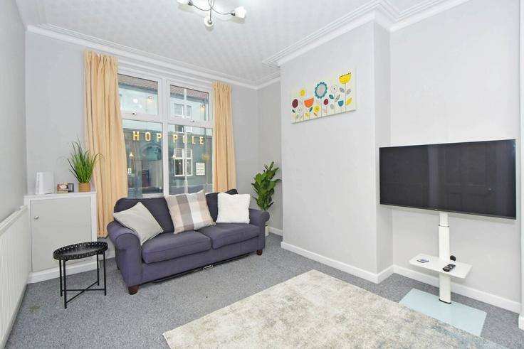 Crewe, Crewe에 위치한 Building Wistaston Road - sigma-stays-ltd - 1637686 유닛의 세련된 인테리어가 돋보이는 거실