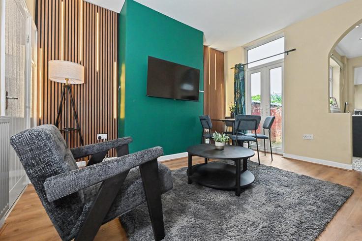 Sala de estar elegantemente projetada com móveis modernos em um apartamento no Building Edleston Road - sigma-stays-ltd - 1637702 em Crewe, Crewe
