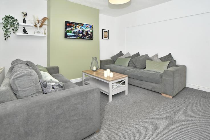 Elegant gestaltetes Wohnzimmer mit moderner Einrichtung in einer Wohnung im Building Ford Lane - sigma-stays-ltd - 1637699 in Crewe, Crewe Elegant gestaltetes Wohnzimmer mit moderner Einrichtung in einer Wohnung im Building Ford Lane - sigma-stays-ltd - 1637699 in Crewe, Crewe