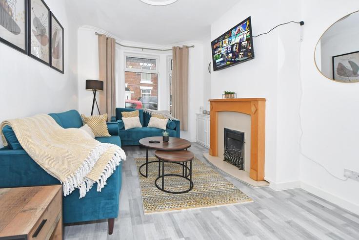 Sala de estar elegantemente projetada com móveis modernos em um apartamento no Building Myrtle Street - sigma-stays-ltd - 1637723 em Crewe, Crewe