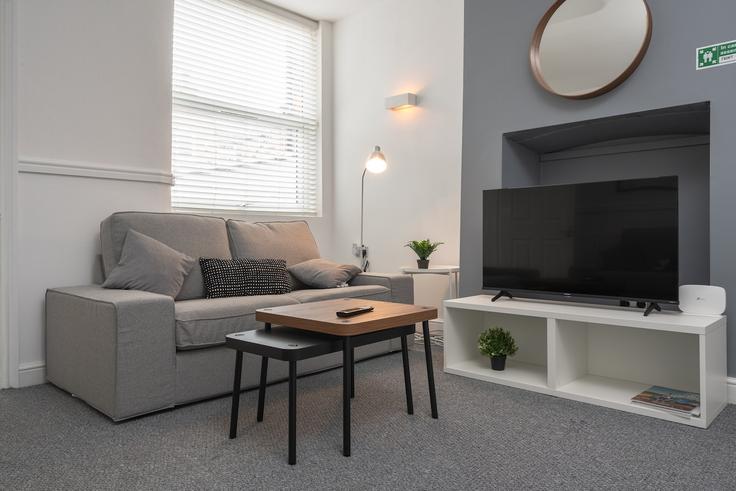 Sala de estar elegantemente projetada com móveis modernos em um apartamento no Building Bright Street - sigma-stays-ltd - 1637701 em Crewe, Crewe