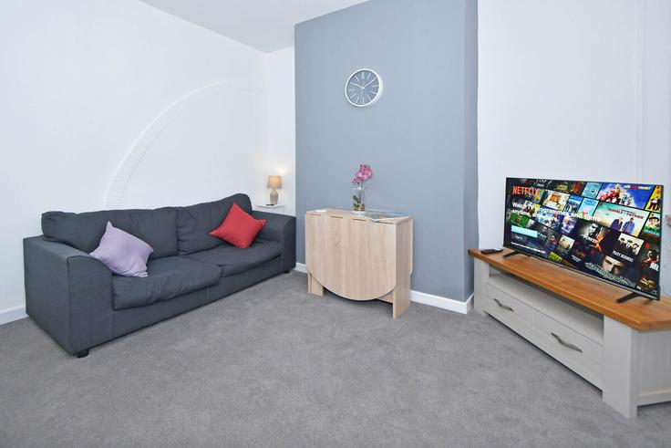 Sala de estar elegantemente projetada com móveis modernos em um apartamento no Building Holt Street - sigma-stays-ltd - 1637700 em Crewe, Crewe