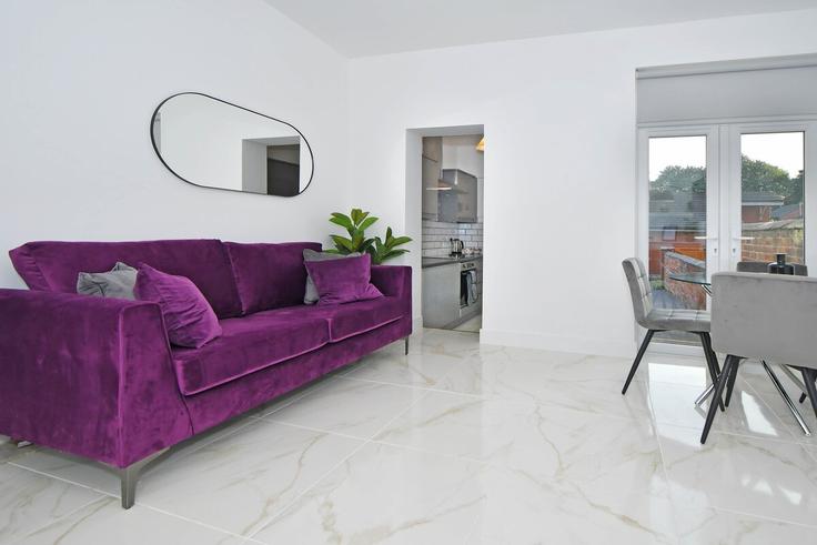 Sala de estar elegantemente projetada com móveis modernos em um apartamento no Building Audley Street - sigma-stays-ltd - 1637692 em Crewe, Crewe
