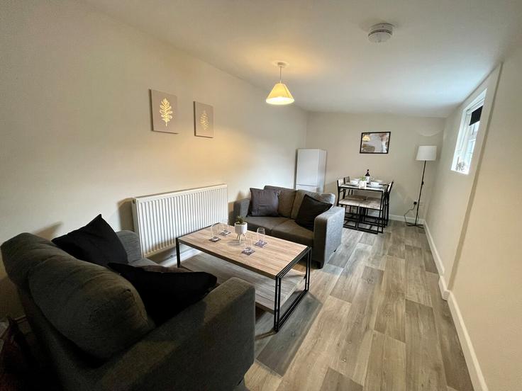 Salle de séjour élégante avec mobilier moderne dans un appartement à Building Samuel Street - sigma-stays-ltd - 1637691 à Crewe, Crewe Salle de séjour élégante avec mobilier moderne dans un appartement à Building Samuel Street - sigma-stays-ltd - 1637691 à Crewe, Crewe