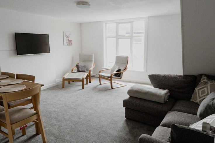 Sala de estar elegantemente projetada com móveis modernos em um apartamento no Building West Street - sigma-stays-ltd - 1637689 em Crewe, Crewe