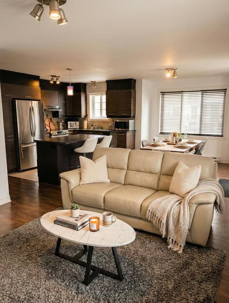 Building Rue Jacques-Plante - signature-host-mtl - 1473545 adresindeki bir dairede modern mobilyalarla zarif bir şekilde tasarlanmış oturma odası Laval, Laval