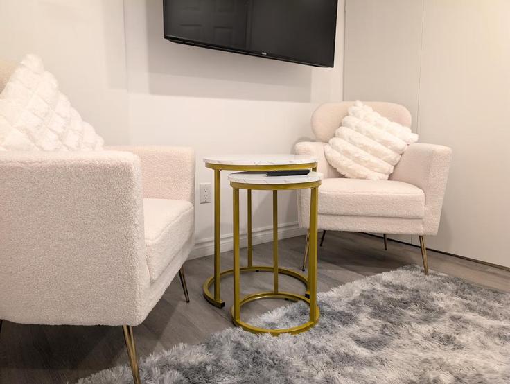 Salle de séjour élégante avec mobilier moderne dans un appartement à Building Rue Nancy - signature-host-mtl - 1437734 à Laval, Laval