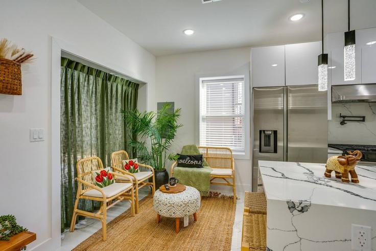 Elegant gestaltetes Wohnzimmer mit moderner Einrichtung in einer Wohnung im Building Poplar Street - signature-stays-1 - 1643216 in Jersey City, Jersey City Elegant gestaltetes Wohnzimmer mit moderner Einrichtung in einer Wohnung im Building Poplar Street - signature-stays-1 - 1643216 in Jersey City, Jersey City