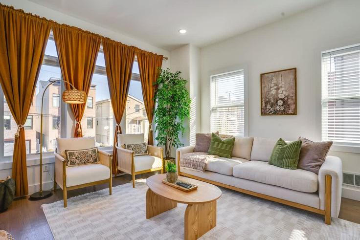 Elegant gestaltetes Wohnzimmer mit moderner Einrichtung in einer Wohnung im Building Poplar Street - signature-stays-1 - 1643217 in Jersey City, Jersey City Elegant gestaltetes Wohnzimmer mit moderner Einrichtung in einer Wohnung im Building Poplar Street - signature-stays-1 - 1643217 in Jersey City, Jersey City