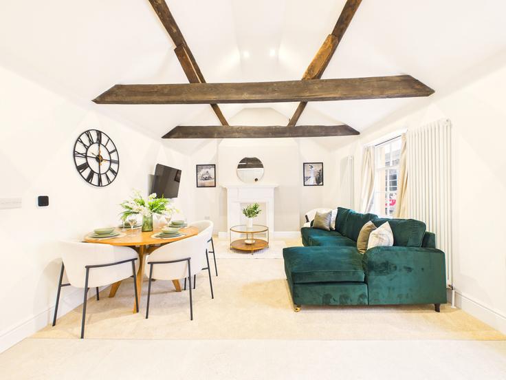 Cheltenham CheltenhamのBuilding Henrietta Street - signature-stays - 1466502のアパートメントにある、モダンな家具を備えたエレガントなデザインのリビングルーム