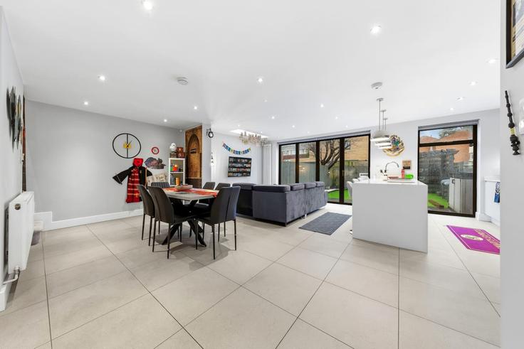 Elegante sala de estar con mobiliario moderno en un apartamento en Building High Road - signature-stays - 1470230 en Watford District, Watford