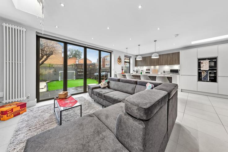 Elegant gestaltetes Wohnzimmer mit moderner Einrichtung in einer Wohnung im Building High Road - signature-stays - 1470230 in Watford District, Watford