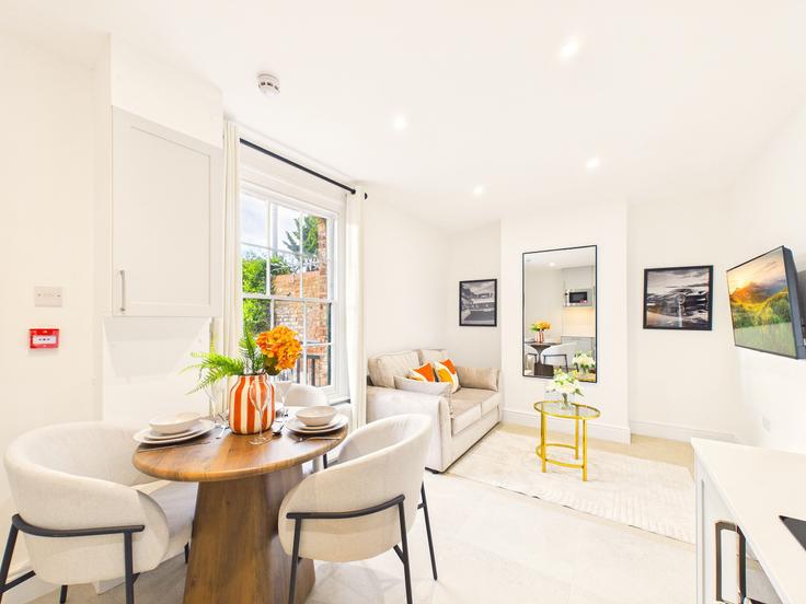 Salle de séjour élégante avec mobilier moderne dans un appartement à Building Henrietta Street - signature-stays - 1501202 à Cheltenham, Cheltenham Salle de séjour élégante avec mobilier moderne dans un appartement à Building Henrietta Street - signature-stays - 1501202 à Cheltenham, Cheltenham