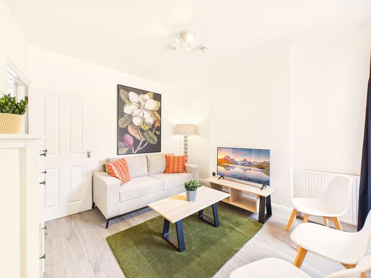 Sala de estar elegantemente projetada com móveis modernos em um apartamento no Building Ridgway Road - signature-stays - 1515264 em Luton, Luton Sala de estar elegantemente projetada com móveis modernos em um apartamento no Building Ridgway Road - signature-stays - 1515264 em Luton, Luton