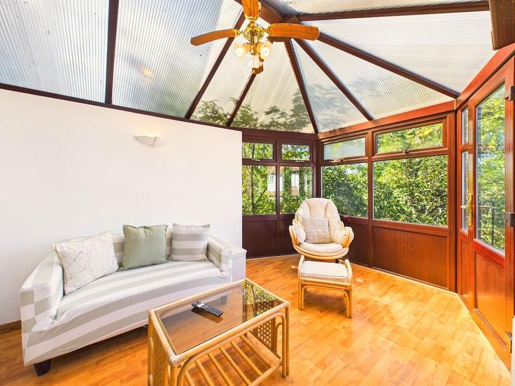 Sala de estar elegantemente projetada com móveis modernos em um apartamento no Building Slades Gardens - signature-stays - 1563296 em London Borough of Enfield, Enfield Sala de estar elegantemente projetada com móveis modernos em um apartamento no Building Slades Gardens - signature-stays - 1563296 em London Borough of Enfield, Enfield