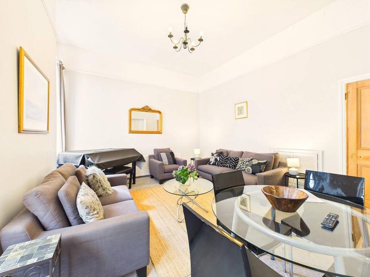 Building Queen's Road - signature-stays - 1606628 adresindeki bir dairede modern mobilyalarla zarif bir şekilde tasarlanmış oturma odası Cheltenham, Cheltenham