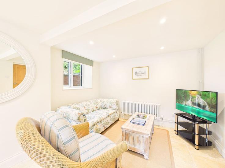 Elegant gestaltetes Wohnzimmer mit moderner Einrichtung in einer Wohnung im Building Hyde Lane - signature-stays - 1620976 in Cheltenham, Cheltenham Elegant gestaltetes Wohnzimmer mit moderner Einrichtung in einer Wohnung im Building Hyde Lane - signature-stays - 1620976 in Cheltenham, Cheltenham