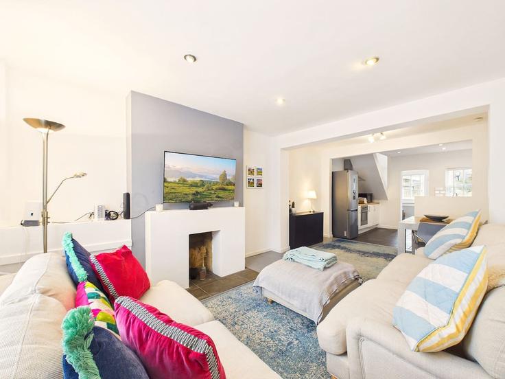 Building Duke Street - signature-stays - 1625497 adresindeki bir dairede modern mobilyalarla zarif bir şekilde tasarlanmış oturma odası Cheltenham, Cheltenham Building Duke Street - signature-stays - 1625497 adresindeki bir dairede modern mobilyalarla zarif bir şekilde tasarlanmış oturma odası Cheltenham, Cheltenham