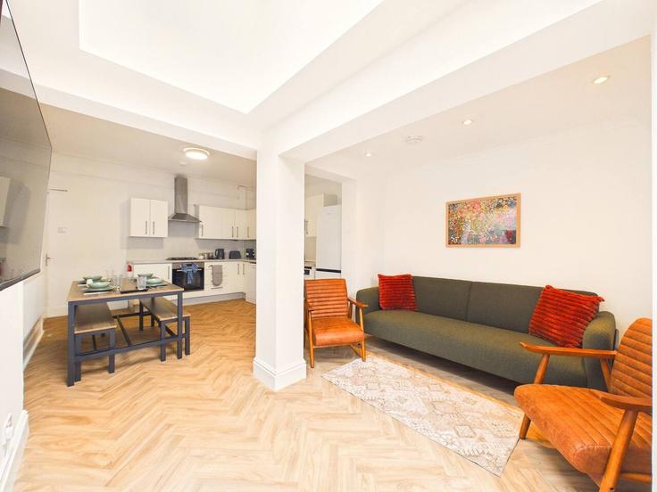Cheltenham, Cheltenham에 위치한 Building Fairview Road - signature-stays - 1625496 유닛의 세련된 인테리어가 돋보이는 거실 Cheltenham, Cheltenham에 위치한 Building Fairview Road - signature-stays - 1625496 유닛의 세련된 인테리어가 돋보이는 거실