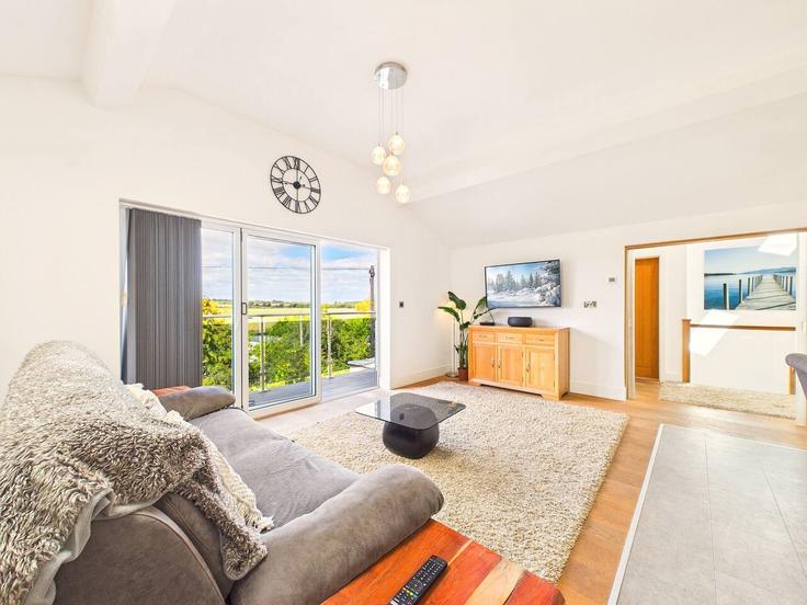 Elegant gestaltetes Wohnzimmer mit moderner Einrichtung in einer Wohnung im Building Dock Lane - signature-stays - 1643587 in Wychavon District, Tewkesbury