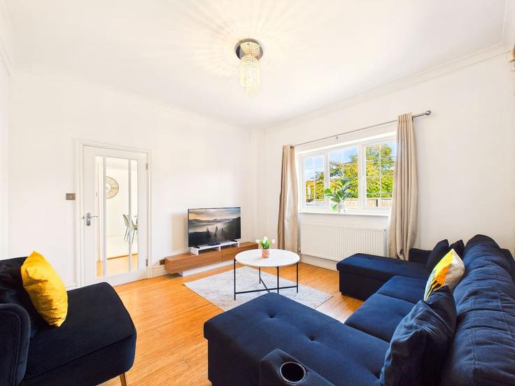 Elegante sala de estar con mobiliario moderno en un apartamento en Building Gloucester Road - signature-stays - 1648832 en Cheltenham, Cheltenham Elegante sala de estar con mobiliario moderno en un apartamento en Building Gloucester Road - signature-stays - 1648832 en Cheltenham, Cheltenham
