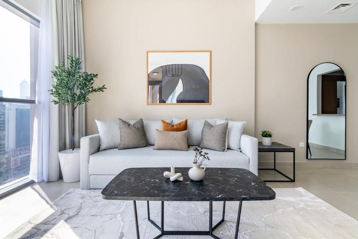 Dubai Downtown DubaiのBuilding Burj Khalifa Boulevard - silkhaus - 1044017 - DXBのアパートメントにある、モダンな家具を備えたエレガントなデザインのリビングルーム Dubai Downtown DubaiのBuilding Burj Khalifa Boulevard - silkhaus - 1044017 - DXBのアパートメントにある、モダンな家具を備えたエレガントなデザインのリビングルーム