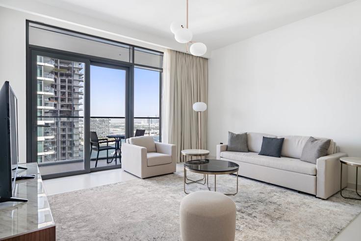 Salle de séjour élégante avec mobilier moderne dans un appartement à Building Tariaq Bedon Esm - silkhaus - 1024385 - DXB à The Palm Jumeirah, Dubai Salle de séjour élégante avec mobilier moderne dans un appartement à Building Tariaq Bedon Esm - silkhaus - 1024385 - DXB à The Palm Jumeirah, Dubai